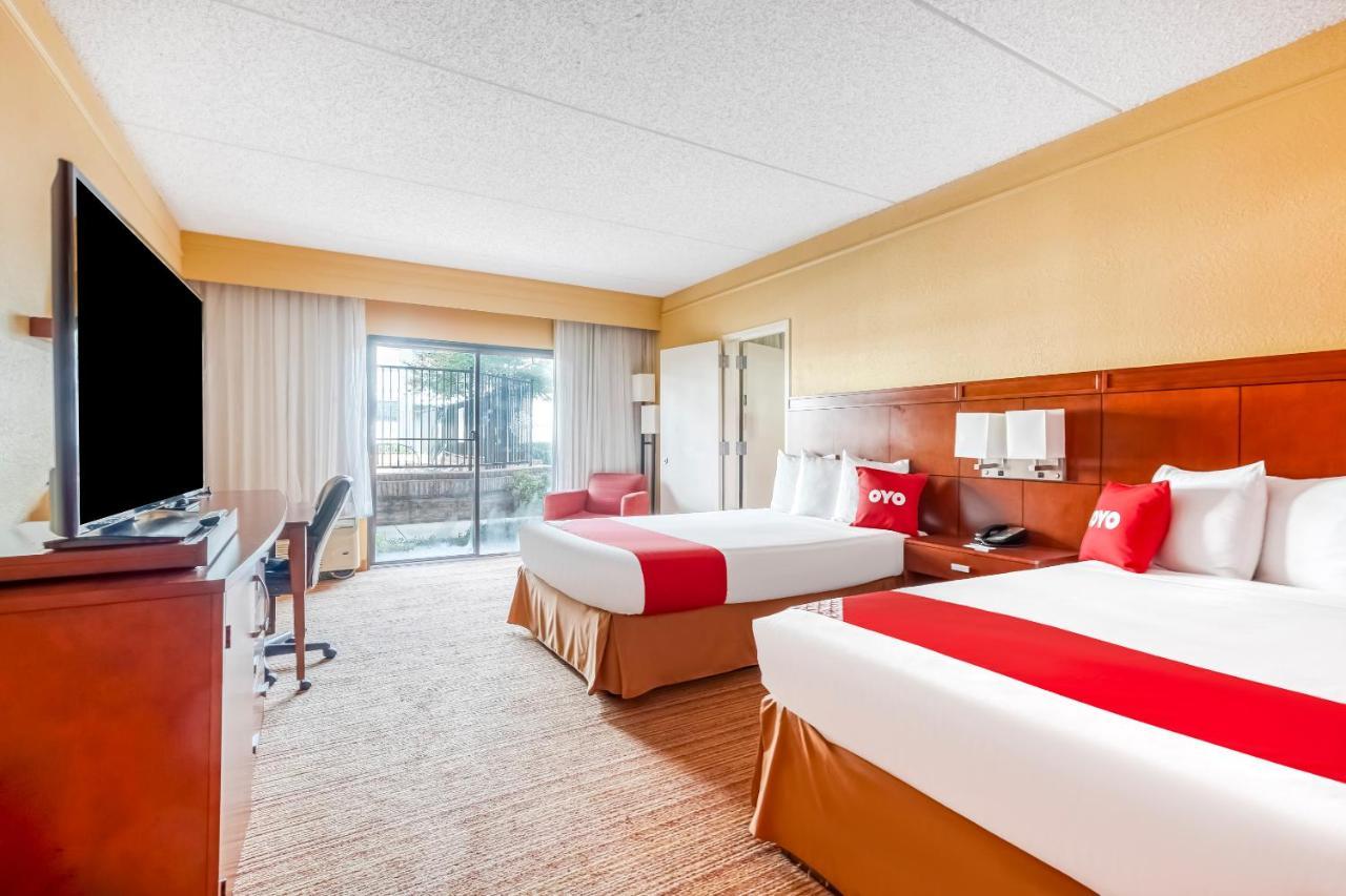 Super 8 By Wyndham Field Airport