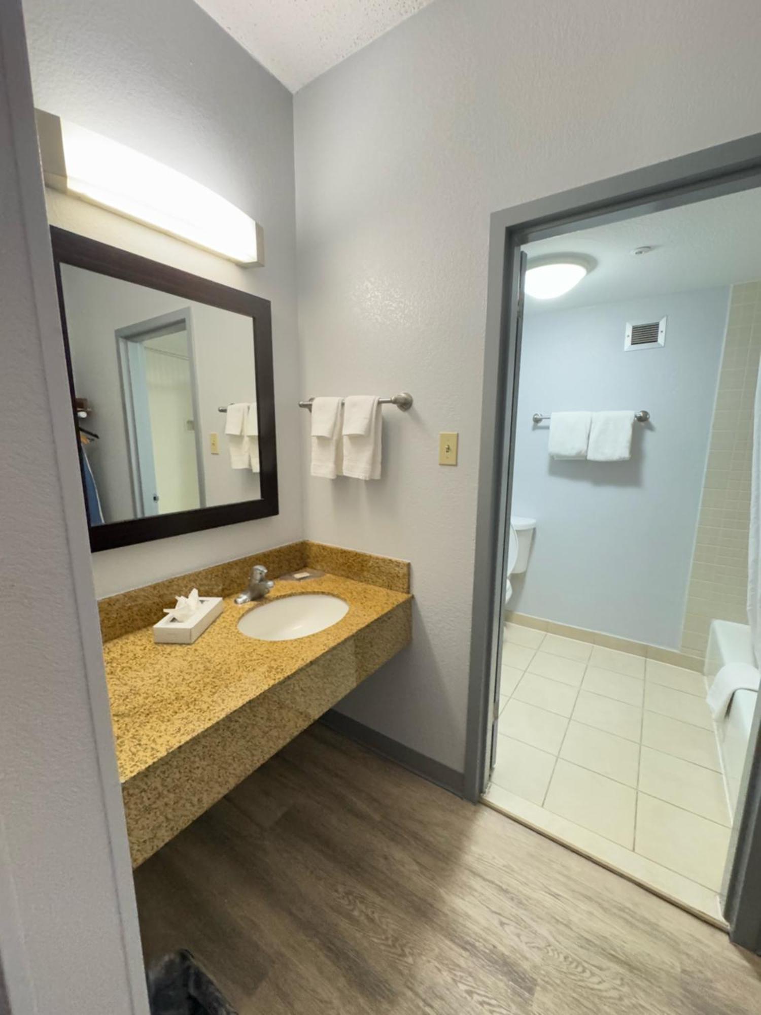 Super 8 By Wyndham Field Airport 2*
